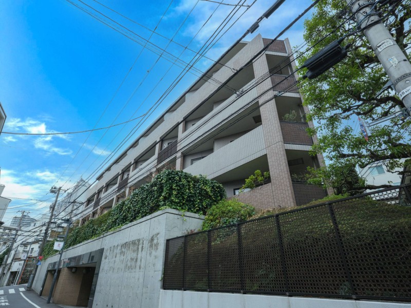 ４路線３駅利用可能な利便性良好な立地です。都心へのアクセスの良さと文化が息づく風情ある邸宅地「参宮橋」に佇むマンションです。