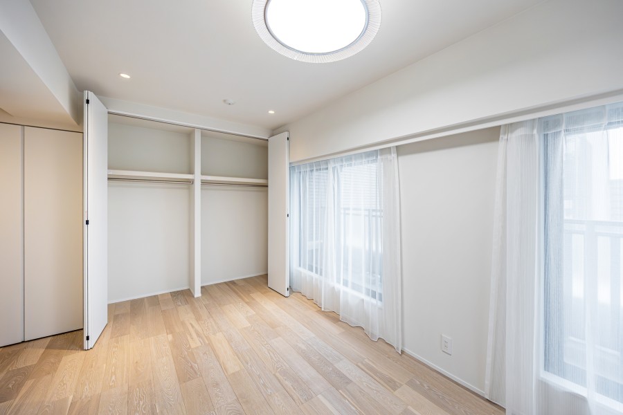 洋室1は間口の広いクローゼットを2つ備える収納豊富なお部屋です。居室部分を広々とお使いいただけます。