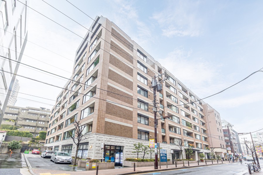 おしゃれなショップや、老舗も軒を連なる麻布十番商店街の少し外れに位置します。六本木ヒルズ（徒歩10分）や東京ミッドタウン（徒歩21分）も徒歩圏内です。