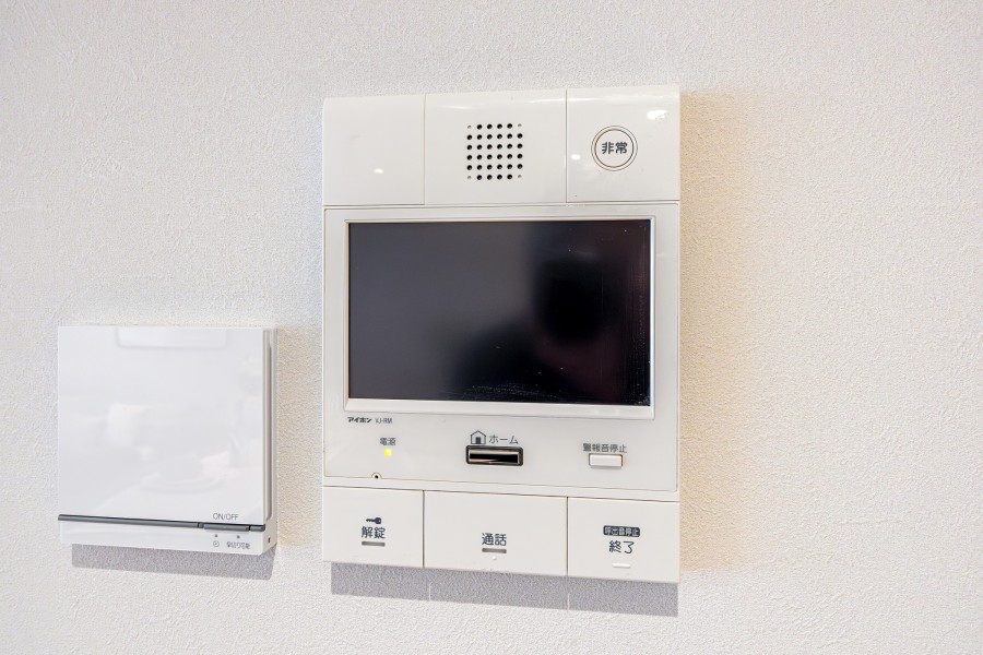 ◆TVモニター付インターホン◆訪ねてきた相手をモニター越しに確認でき、防犯対策に役立ちます。インターホン越しに話をすることが可能です。