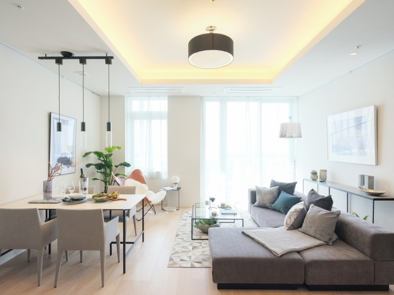 折り上げ天井を間接照明が照らし、上質な空間が気品溢れる日常を彩ります。エアコンは天井カセットタイプなので、すっきりと開放感が溢れます。