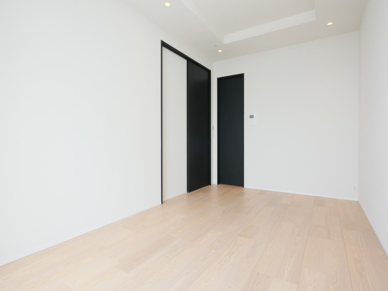 収納豊富なファミリークローゼット付きの洋室1です。居室部分を広々とお使いいただけるので、主寝室にぴったりです。