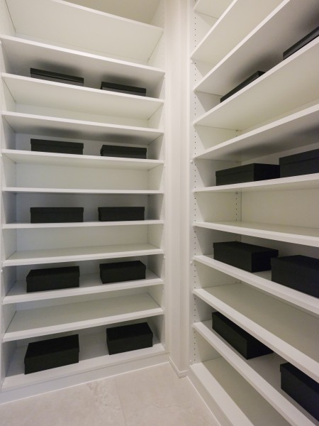 玄関からアクセスできるシューズインクローゼットです。豊富な棚付きでシューズはもちろん、アウトドアグッズや雨具なども収納可能です。