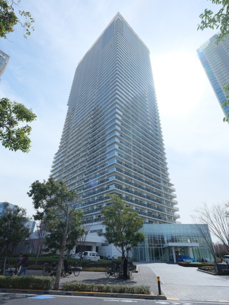 ランドマーク性の高いタワーマンションです。コンシェルジュサービス、ラウンジやフィットネスルームなど充実の共用施設がご利用いただけます。