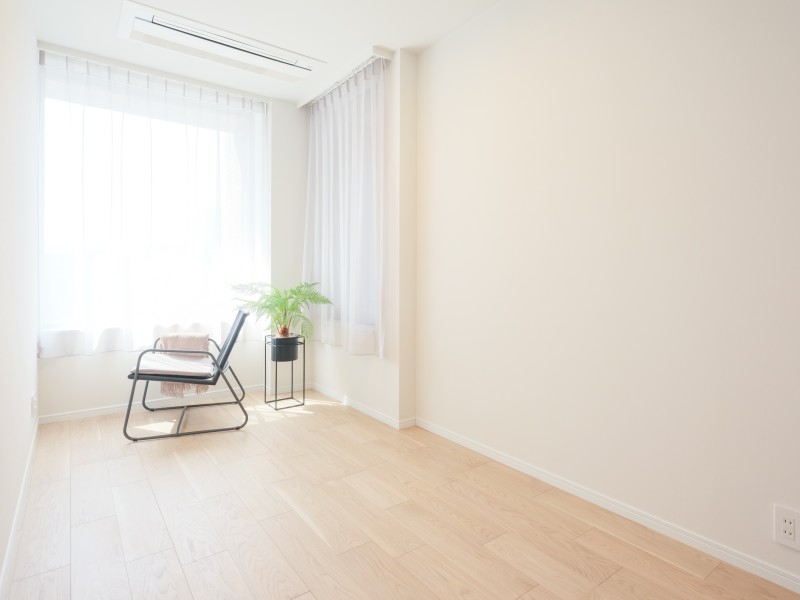 二面採光ならではのたっぷりの光と風を運んでくれる明るい洋室2です。テレワークや読書など落ち着いた時間を過ごすのにもぴったりなお部屋です。