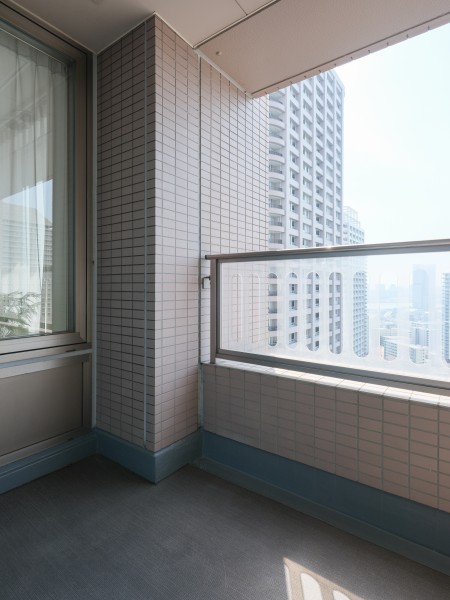 暮らしに大切な光と風を感じることができる南向きのバルコニーです。広がる青空を眺めてほっと一息、リフレッシュスペースにどうぞ！