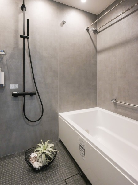 浴槽・洗い場共にゆとりのあるバスルームです。ゆったりとしたバスタブで毎日のお風呂時間を心ゆくまで楽しめます。