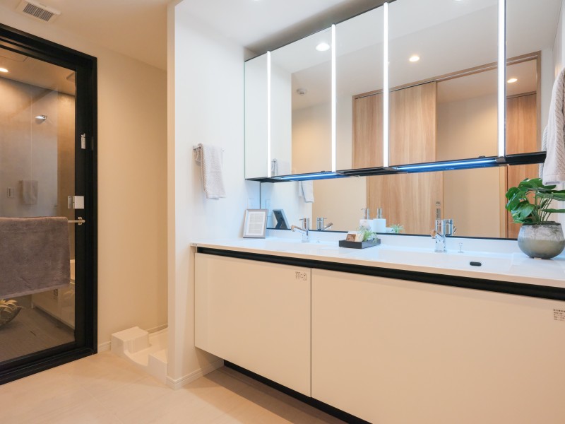 ２ボウル洗面化粧台を採用しました。大きな鏡で身だしなみも整えやすく、朝の慌ただしい時間帯も快適です。