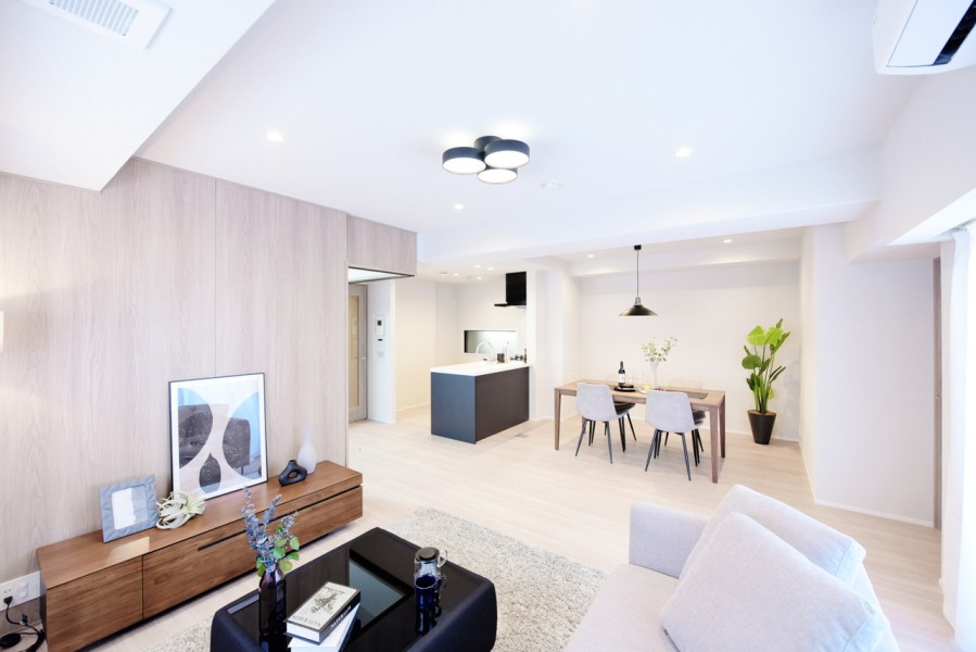 LDKはゆったり約22.5帖の広さがあります。南西の二面採光の明るくのびやかな空間、家族がゆったりとくつろぐ団らんのひと時を過ごせます。シンプルながらも単調な内装にならないよう、化粧パネルを設置しています。