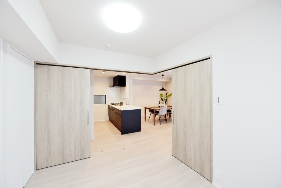 リビングに隣接する洋室４（約5.5帖）は扉を開放して拡張リビングとしても使用して頂けるフレキシブルなお部屋です。家族構成やライフスタイルに合わせて使い分けができます。