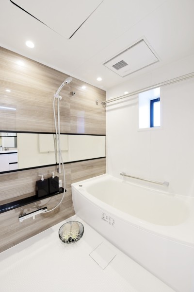 浴室にも窓があり、換気もしっかり行えます。体をすっぽりと包み込む浴槽で毎日の疲れをしっかりと癒して頂けます。お掃除しやすい素材を使用しており、いつも清潔に保つことができます。