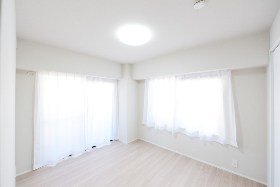 洋室2（約6.1帖）は２面採光で明るく、心地の良い風を感じるお部屋です。居室が4つありますので、あらゆる家族構成に対応しやすく、お荷物が多い方も安心の収納量を備えています。