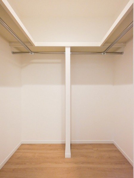 洋室1のウォークインクローゼットです。かさばりやすいアウターやオフシーズンの家電など、たっぷり収納できそうです♪