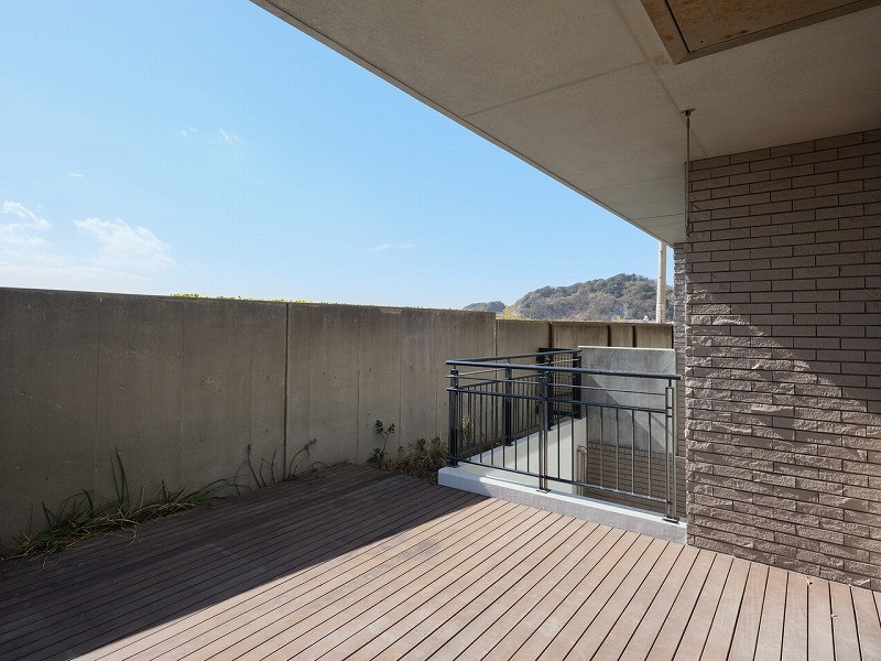 13m²の奥行きのあるウッドデッキです。心地よい潮風と光をめいっぱい感じることができるリフレッシュスペースです。