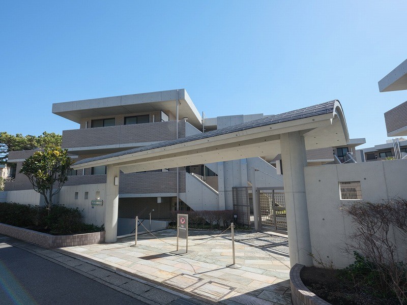 由比ガ浜海岸の目の前に佇む、上質な低層レジデンスです。『由比ガ浜』駅徒歩6分、鎌倉海浜公園までも徒歩3分と、住環境・利便性に優れた魅力的な立地です。