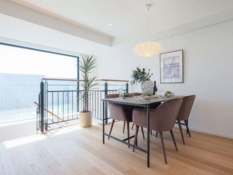 解放感溢れるお部屋は、ご家族団らんのひとときを大切に、より快適にお過ごしいただけます。上質なフローリングが、温もり溢れる住まいを演出します。