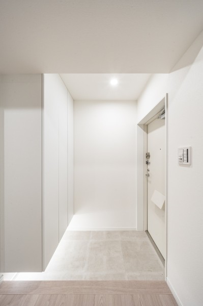 住まいの顔となる玄関は気品漂うホワイトを基調としたゆとりのある空間です。人感センサー照明のため、夜間や手の塞がったご帰宅時に手探りでスイッチをつける手間がかかりません。