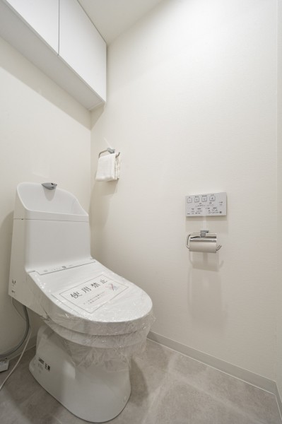 レストルームにはストック管理や掃除用品の収納に便利な上部吊戸棚収納を設置。足元の空間をすっきりと保つことができますね。