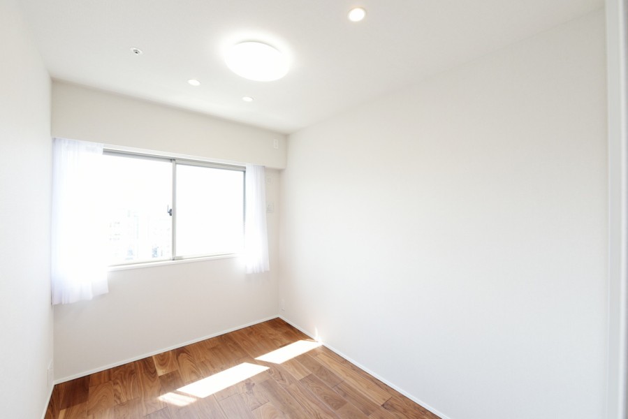 洋室２（約4.6帖）は自分の時間や作業に没頭できる、ワークスペースや子供部屋におすすめです。南向きのバルコニーから一日を通して優しい光が入り、快適なプライベート時間を過ごせます。