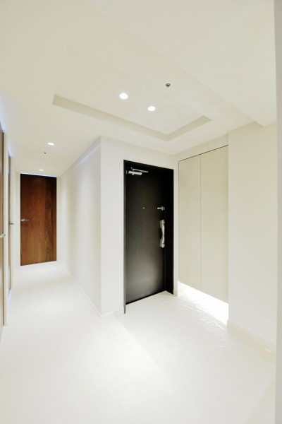 ゲストや家族を一番にお迎えする家の「顔」である玄関は、フットライトが優しく足もとを照らしています。たっぷりのシューズボックスを設置しましたので、すっきりとした空間を保てます。