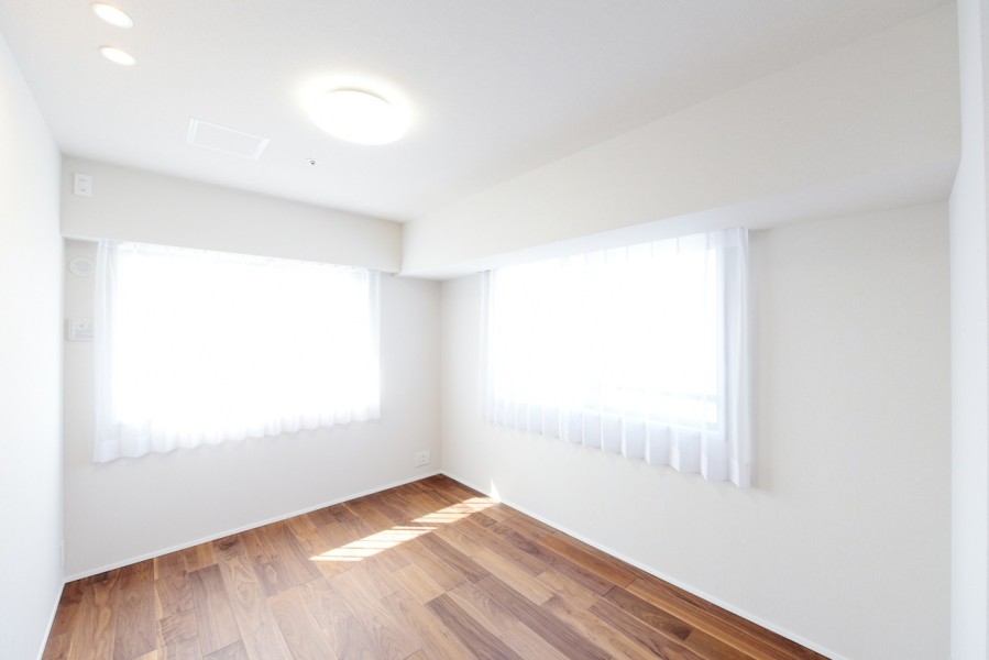 南向きのバルコニーに面した洋室１（約7.0帖）は凹凸も少なく、ベッドを置いてもゆったりと余裕があります。静かに心と体を癒やす時間をお過ごしいただけます。ウォークインクローゼットを備え付けています。
