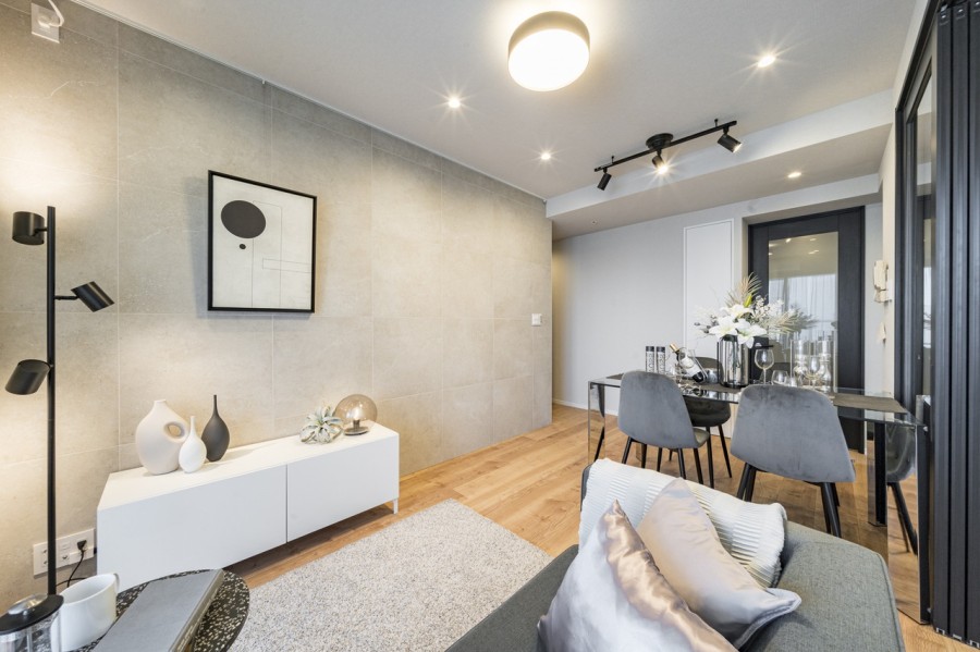 リュクスな暮らしが叶う上質感溢れるリビングダイニングです。大きな窓からたっぷりの光が差し込み、穏やかな時間に纏われた空間です。