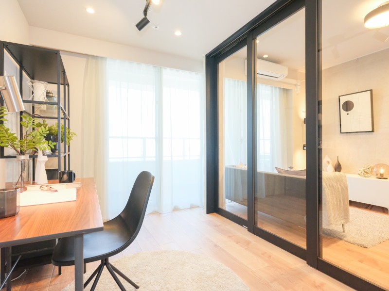 リビングとつながる扉は採光性の高いクリア扉を採用。空間をより広く感じさせ、シームレスな暮らしを演出します。