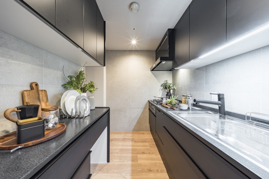 日々のお料理時間も快適にお過ごしいただける、収納豊富で食洗器を搭載したキッチンです。大人モダンな色味と美しいマットカラーの面材はデザイン性にもこだわりを感じられる仕上がりです。