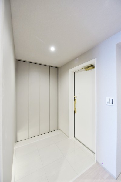 フットライトが優しく足元を照らし、明るく清潔感ある空間が家族を迎えてくれます。人感センサーライトを設置し、手が塞がっている時もご帰宅の時間が遅い時も、自動点灯で家族を優しく迎えてくれます。