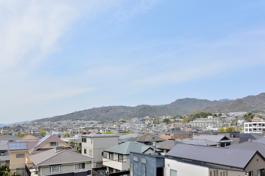 南西向きのバルコニーからは前面を遮る建物も無く、お部屋の中に優しい光と風を運んでくれます。季節と共に変化していく遠くの山々の景色をの眺めながら大きく伸びをしたくなるような眺望です。