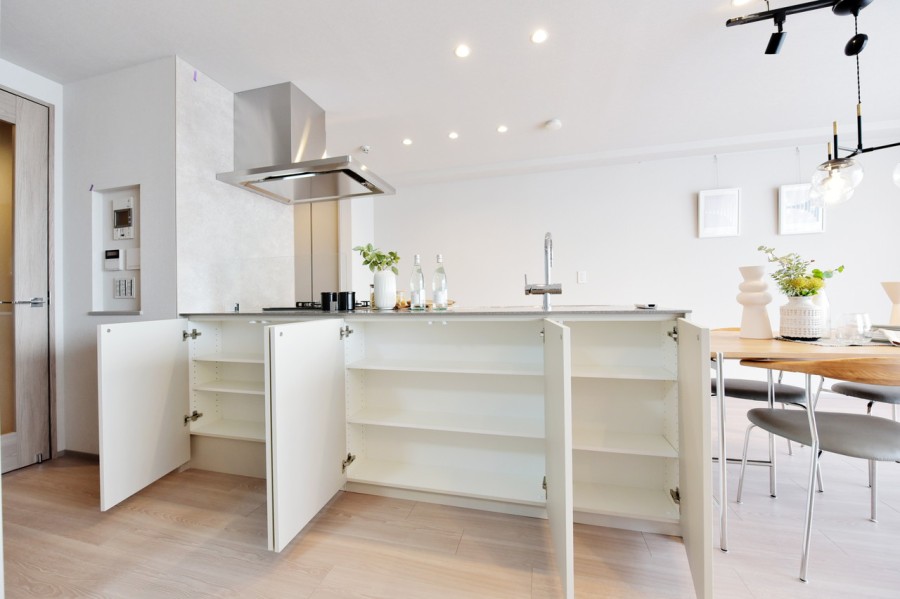 キッチンの背面にも収納を設置しました。家族で使用する食器類や、意外と収納場所に困る調理家電類なども収納できます。買い置きやストック置き場としても使いやすいですし、家族みんなが使用しやすい物を設置しています。