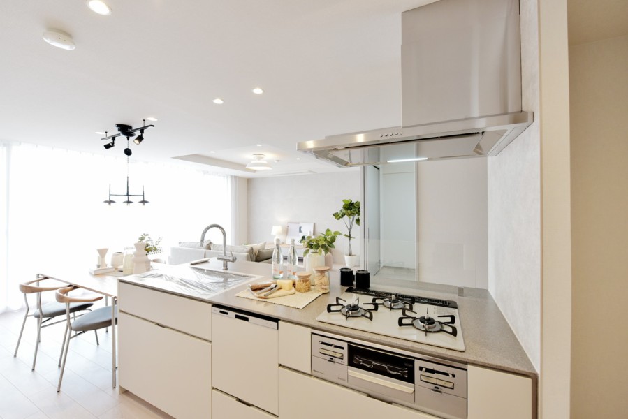 対面式のオープンキッチンで、毎日の家事が楽しめそうです。田中工藝社製のオリジナル造作キッチンで、使い心地の良いものを採用しています。キッチン奥には収納棚を設置し、調味料や調理家電の収納に役立ちます。