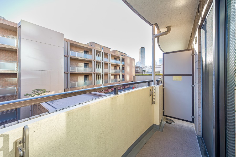 心地よい陽光を取り込み、空間をゆるやかに紡ぐバルコニーです。リビングや洋室へあたたかな自然光を届けるスペースです。