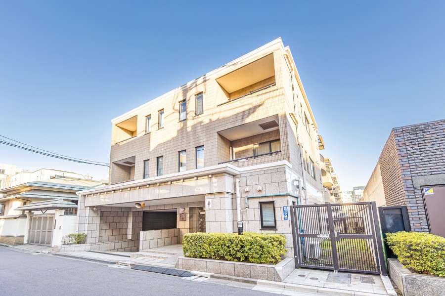 港区赤坂に佇む上質な低層マンションが特徴のレジデンス。安心の２４時間セキュリティシステムや宅配ボックスを完備しています。