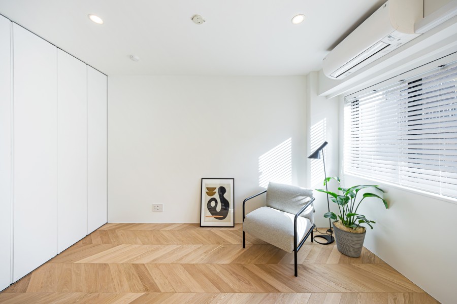 木そのものが持つプリミティブな素材で、リラックスできる雰囲気に仕上がったお部屋です。間口の広いクローゼットがあり収納に便利です♪