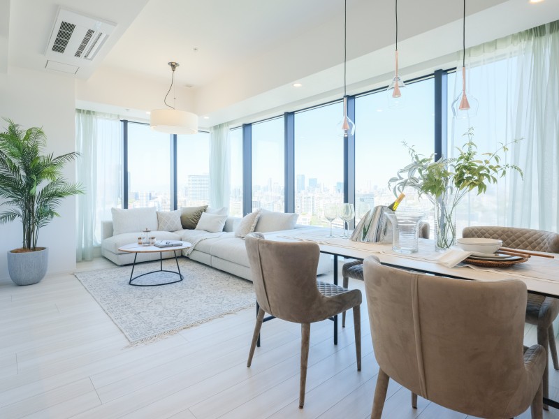 港区の街並みを眼前に望む、開放感あふれるリビングダイニングルームです。パノラマビューの景色を楽しみながら、リュクスで上質な暮らしが叶う住まいです。