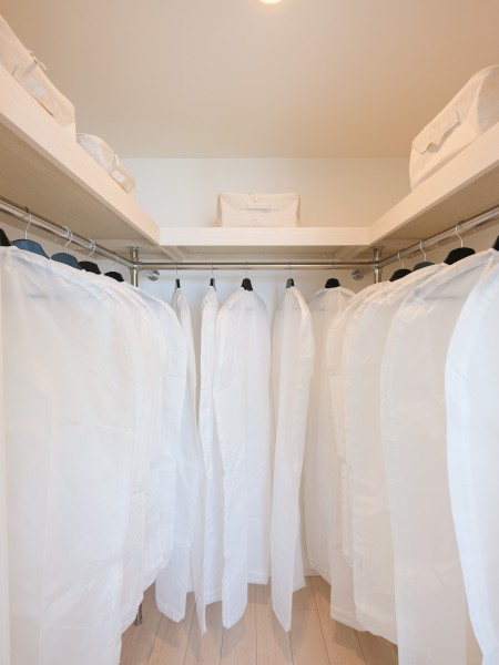 ウォークインクローゼットには奥行きがあり、衣類や小物はもちろん、キャリーバッグやオフシーズン家電などもしっかりと収納可能です。