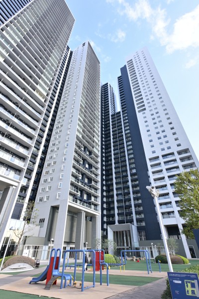 フィットネス施設、ラウンジ、プール、キッズランドなどの共用設備がご利用いただけます。敷地内にはスーパー、クリニック、公園があり、子育て世帯にも嬉しい環境が整っています。