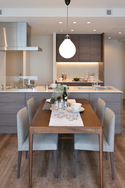 住まう方の暮らしやすさと心地よさを追求したリビングです。目に肌に心にやさしく温かい上質な住空間が暮らしに余裕をもたらしてくれます。