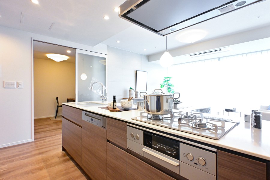 キッチンはシームレスなオープンタイプ、デザイン性の高い田中工藝製を採用しています。豊富な収納、ゆとりあるカウンター、食洗機を搭載しており、機能性とデザイン性を兼ね備えた空間です。
