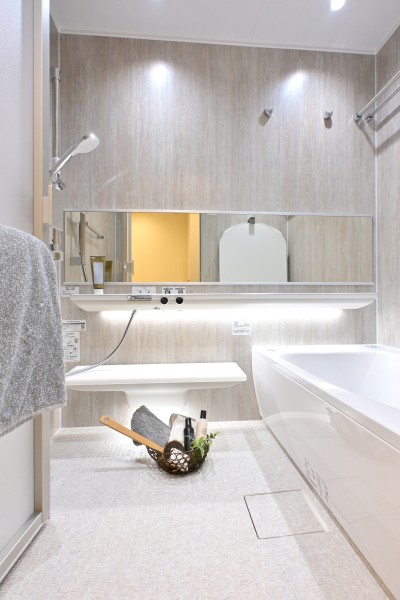 ゆったりとした1418サイズのバスルームです。バスタブには癒しや居心地、ゆとりにこだわったTOTO製シンラを採用、新規設置しています。雨の日の衣類乾燥に便利な浴室乾燥機も搭載しています。
