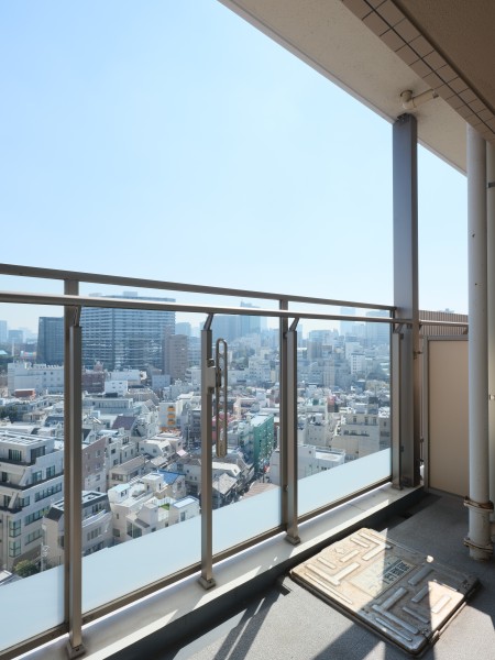 心地よい風が吹き抜ける開放的なバルコニーです。前面建物より高く遮るものがないので陽当たり良好な空間です。