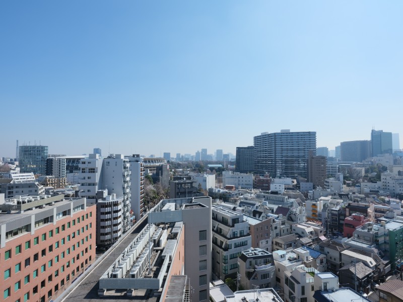 伸びやかに広がる青空を臨む眺望です。移ろいゆく空の色を楽しみながら、ほっとひと息つけるリフレッシュスペースにおすすめです。