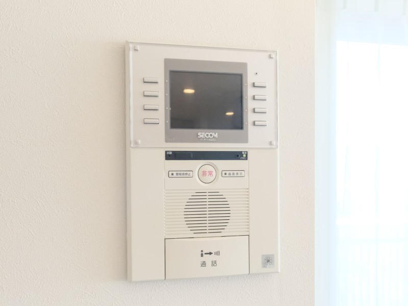 ◆TVモニター付きインターホン◆訪ねてきた相手をモニター越しに確認でき、防犯対策に役立ちます。インターホン越しに話をすることが可能です。