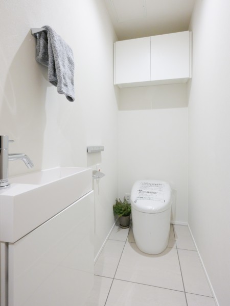 レストルームには洗練されたお部屋にぴったりなスタイリッシュなタンクレストイレを新規設置しました。手洗い場や収納に便利なカウンターも備え付けです。