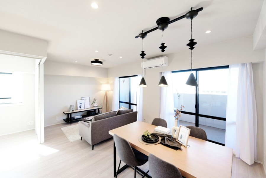 リビングに面したバルコニーから優しい光と風を感じるＬＤＫです。横長のリビングは家具の配置もしやすく、家族がゆったりとくつろげる空間になりました。全面リノベーション済で、快適に新生活をスタート出来ます。