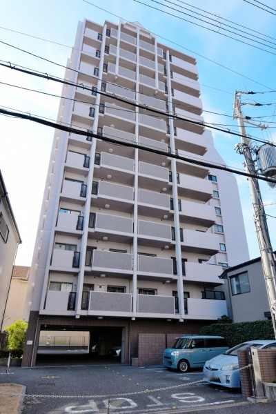 阪急伊丹駅徒歩５分の立地です。JR線へもアクセス可能で、お出かけ先により使い分けができるので便利です。平成10年建築、総戸数41戸、駅近の立地でありながら、落ち着いた住環境です。