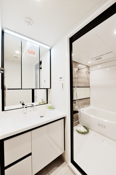 毎日使用する洗面室、シンプルで使い勝手が良く、清潔感あふれる内装に仕上げています。手を触れずに照明をonoffできるタッチレススイッチを搭載しており、家族みんなが快適に清潔に使用できます。