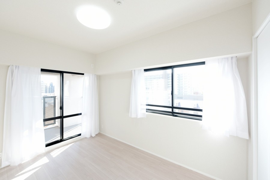 洋室1（約6.0帖）はお部屋に凹凸もなく、家具の配置がしやすいお部屋です。二面採光で優しい光が差しこみ、快適な室内環境を整えられますので、ゆったりと心と体を休めることができます。