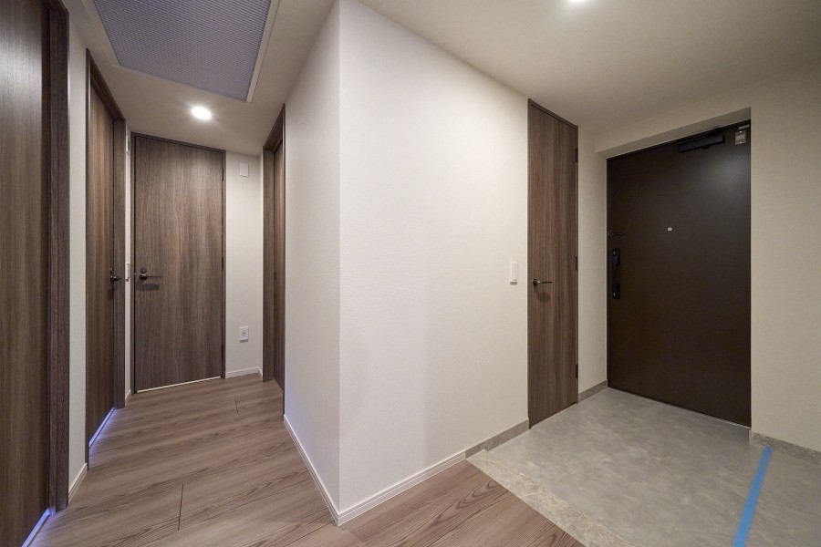 足元にゆったりとスペースがとられた玄関です。ベビーカーやキャリーバッグもゆとりをもって移動可能です。毎日すっきりした玄関を保てます。